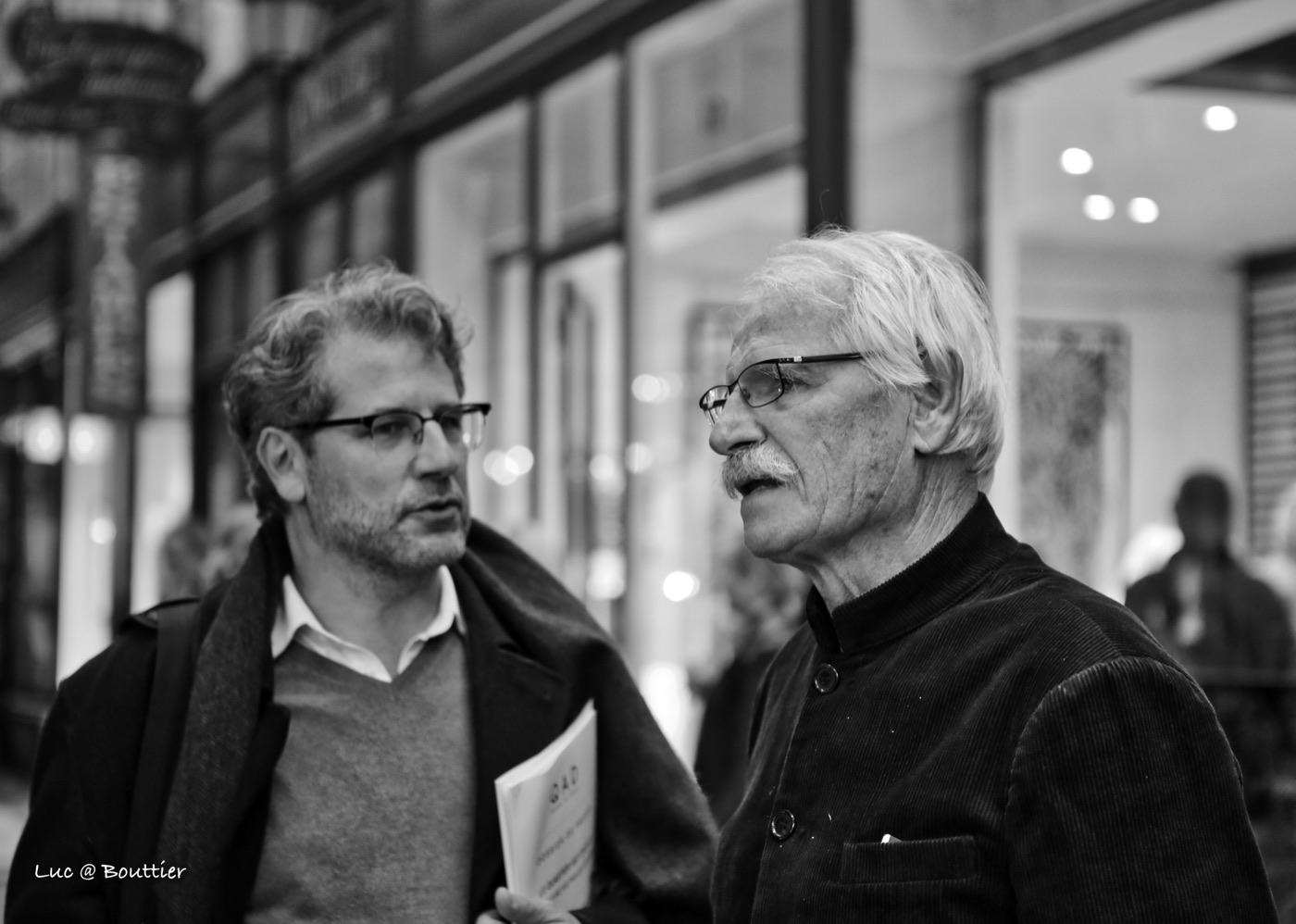 Benjamin Benita and Yann Arthus-Bertrand in the Verdeau passage, during the Quartier Art Drouot route.
